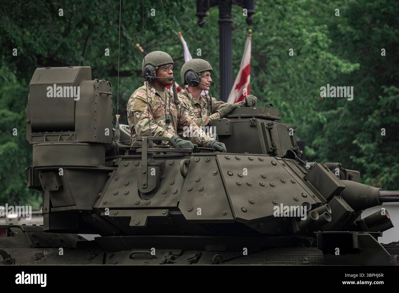 Washington DC - i carri armati rotolano lungo Constitution Avenue durante la parata per il 250° anniversario dell'esercito americano il 14 giugno 2025, che includeva una gara di fitness mattutina, mostre di carri armati, elicotteri e armi storiche sul National Mall, una dimostrazione di paracadute e un finale di fuochi d'artificio. Lo stesso giorno, che è stato anche il 79 ° compleanno del presidente Trump, le proteste hanno avuto luogo a livello nazionale sotto la bandiera dei "No Kings" contro le politiche dell'amministrazione. Foto Stock