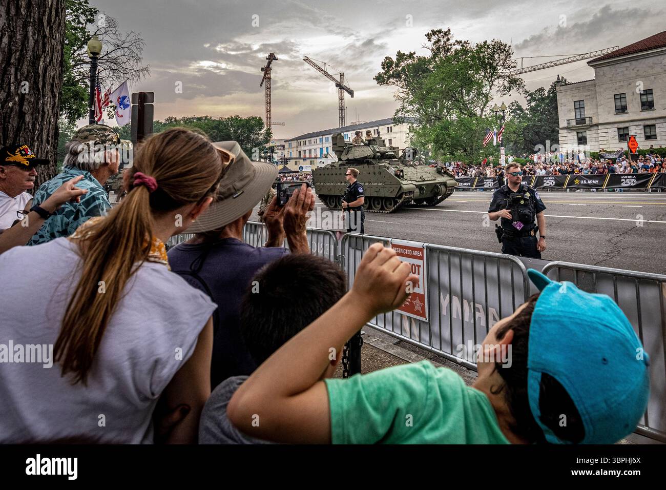 Washington DC - i carri armati rotolano lungo Constitution Avenue durante la parata per il 250° anniversario dell'esercito americano il 14 giugno 2025, che includeva una gara di fitness mattutina, mostre di carri armati, elicotteri e armi storiche sul National Mall, una dimostrazione di paracadute e un finale di fuochi d'artificio. Lo stesso giorno, che è stato anche il 79 ° compleanno del presidente Trump, le proteste hanno avuto luogo a livello nazionale sotto la bandiera dei "No Kings" contro le politiche dell'amministrazione. Foto Stock