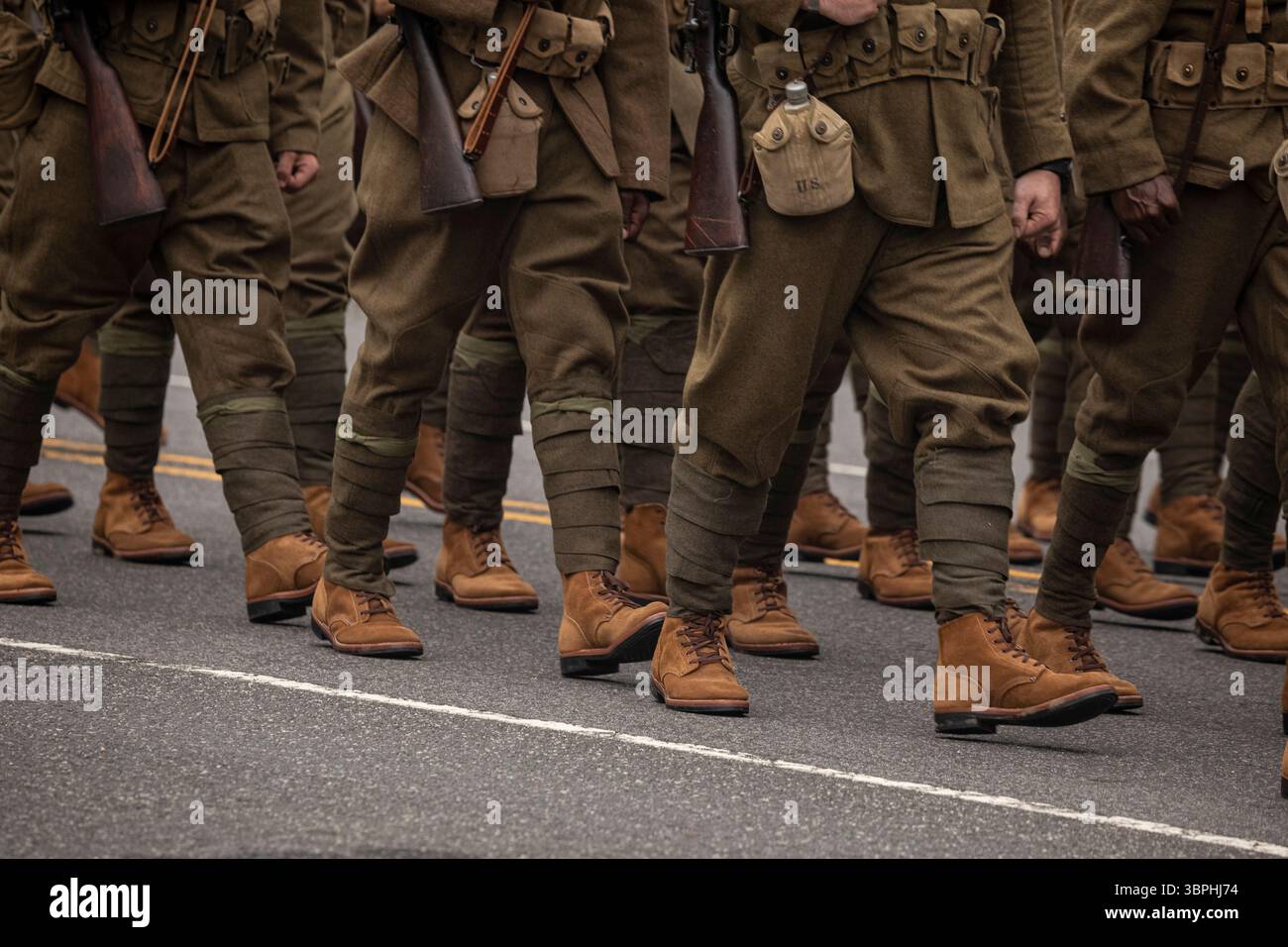 Washington DC - i soldati marciano in uniformi dell'era della prima guerra mondiale durante la parata del 250° anniversario dell'esercito americano il 14 giugno 2025, che includeva una gara di fitness mattutina, mostre di carri armati, elicotteri e armi storiche sul National Mall, una dimostrazione di paracadute e un finale di fuochi d'artificio. Lo stesso giorno, che è stato anche il 79 ° compleanno del presidente Trump, le proteste hanno avuto luogo a livello nazionale sotto la bandiera dei "No Kings" contro le politiche dell'amministrazione. Foto Stock