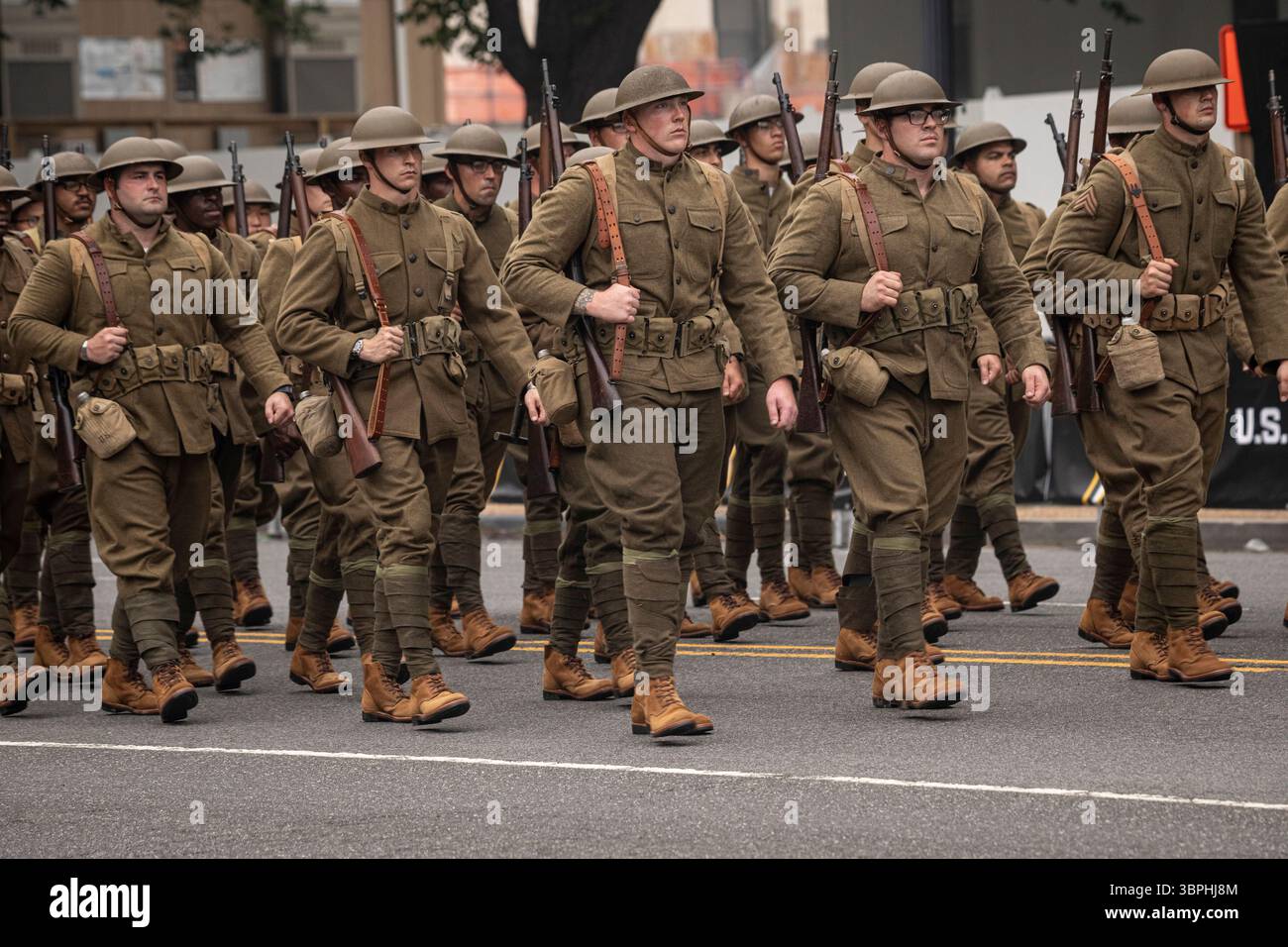 Washington DC - i soldati marciano in uniformi dell'era della prima guerra mondiale durante la parata del 250° anniversario dell'esercito americano il 14 giugno 2025, che includeva una gara di fitness mattutina, mostre di carri armati, elicotteri e armi storiche sul National Mall, una dimostrazione di paracadute e un finale di fuochi d'artificio. Lo stesso giorno, che è stato anche il 79 ° compleanno del presidente Trump, le proteste hanno avuto luogo a livello nazionale sotto la bandiera dei "No Kings" contro le politiche dell'amministrazione. Foto Stock