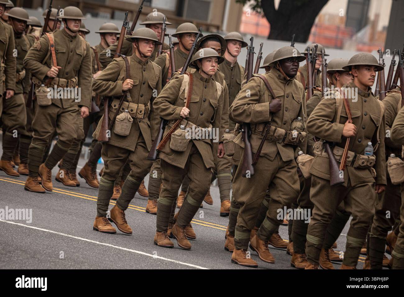 Washington DC - i soldati marciano in uniformi dell'era della prima guerra mondiale durante la parata del 250° anniversario dell'esercito americano il 14 giugno 2025, che includeva una gara di fitness mattutina, mostre di carri armati, elicotteri e armi storiche sul National Mall, una dimostrazione di paracadute e un finale di fuochi d'artificio. Lo stesso giorno, che è stato anche il 79 ° compleanno del presidente Trump, le proteste hanno avuto luogo a livello nazionale sotto la bandiera dei "No Kings" contro le politiche dell'amministrazione. Foto Stock