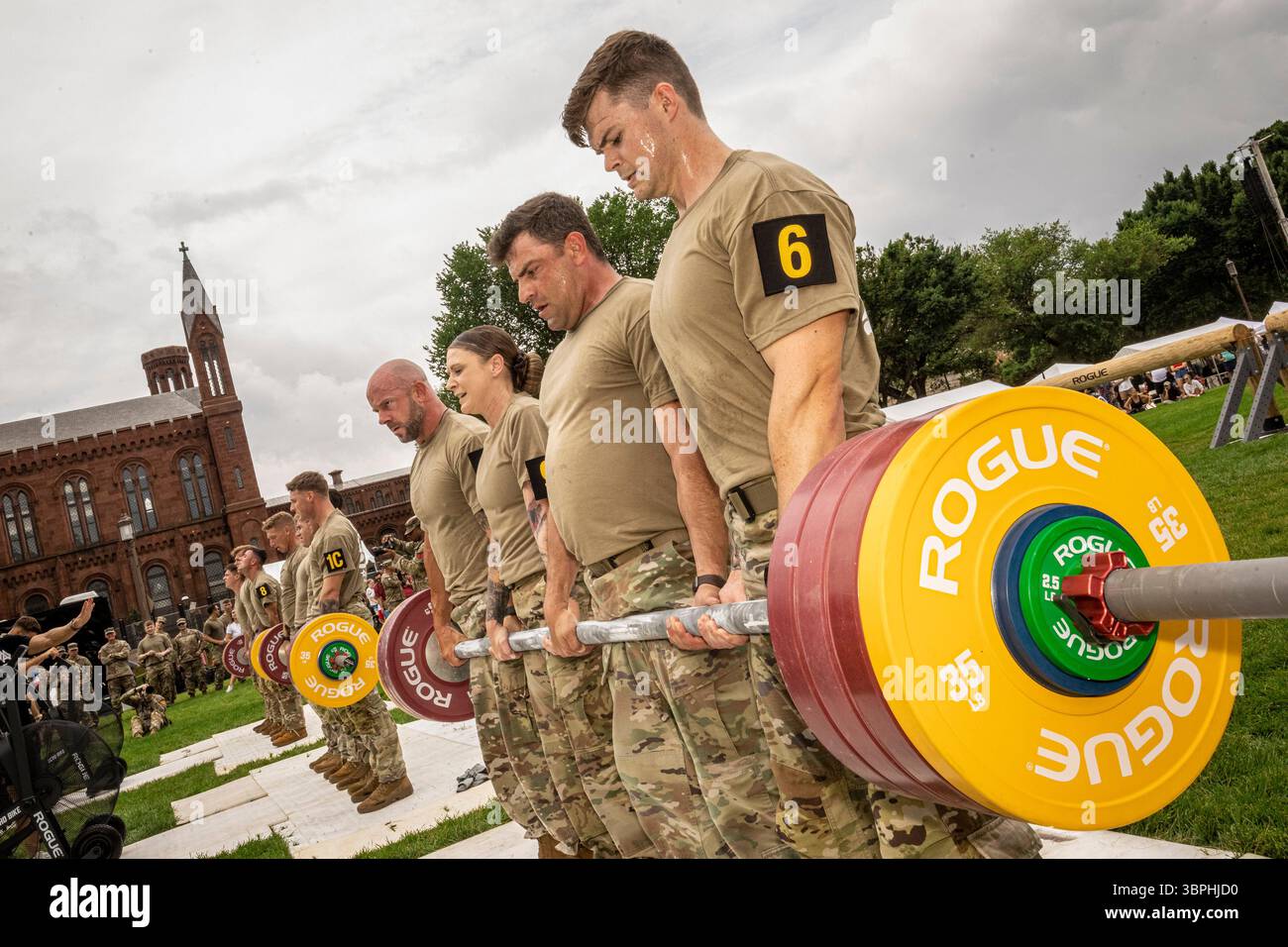 Washington DC - i membri del servizio partecipano a una gara di fitness durante la parata del 250° anniversario dell'esercito americano il 14 giugno 2025, che includeva mostre di carri armati, elicotteri e armi storiche sul National Mall, una dimostrazione di paracadute e un finale di fuochi d'artificio. Lo stesso giorno, che è anche il 79esimo compleanno del presidente Trump, le proteste si sono svolte a livello nazionale sotto la bandiera dei “No Kings” contro le politiche dell’amministrazione. Foto Stock