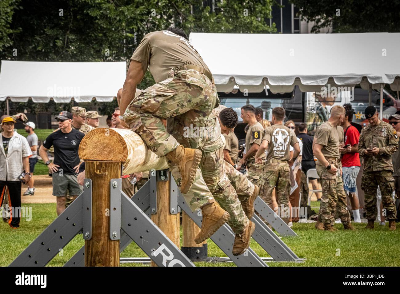 Washington DC - i membri del servizio partecipano a una gara di fitness durante la parata del 250° anniversario dell'esercito americano il 14 giugno 2025, che includeva mostre di carri armati, elicotteri e armi storiche sul National Mall, una dimostrazione di paracadute e un finale di fuochi d'artificio. Lo stesso giorno, che è anche il 79esimo compleanno del presidente Trump, le proteste si sono svolte a livello nazionale sotto la bandiera dei “No Kings” contro le politiche dell’amministrazione. Foto Stock