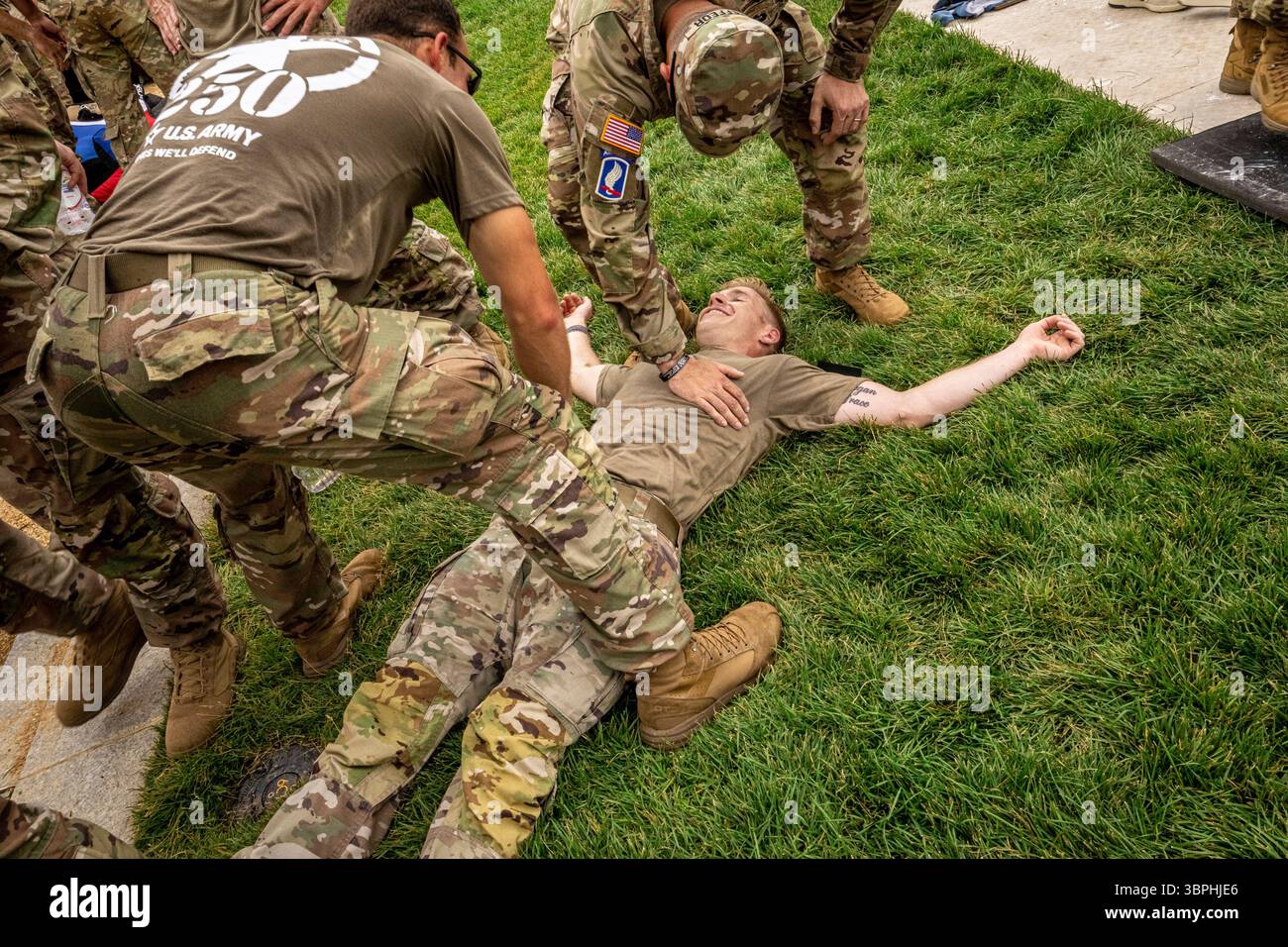 Washington DC - i membri del servizio partecipano a una gara di fitness durante la parata del 250° anniversario dell'esercito americano il 14 giugno 2025, che includeva mostre di carri armati, elicotteri e armi storiche sul National Mall, una dimostrazione di paracadute e un finale di fuochi d'artificio. Lo stesso giorno, che è anche il 79esimo compleanno del presidente Trump, le proteste si sono svolte a livello nazionale sotto la bandiera dei “No Kings” contro le politiche dell’amministrazione. Foto Stock