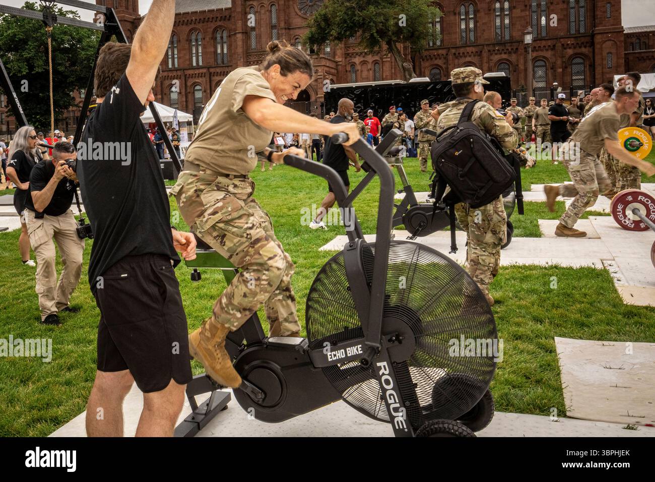 Washington DC - i membri del servizio partecipano a una gara di fitness durante la parata del 250° anniversario dell'esercito americano il 14 giugno 2025, che includeva mostre di carri armati, elicotteri e armi storiche sul National Mall, una dimostrazione di paracadute e un finale di fuochi d'artificio. Lo stesso giorno, che è anche il 79esimo compleanno del presidente Trump, le proteste si sono svolte a livello nazionale sotto la bandiera dei “No Kings” contro le politiche dell’amministrazione. Foto Stock