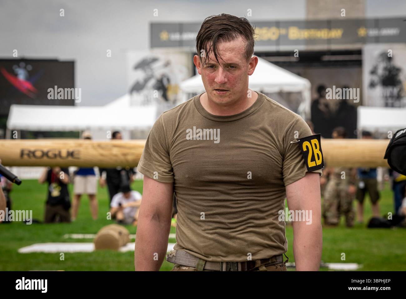 Washington DC - i membri del servizio partecipano a una gara di fitness durante la parata del 250° anniversario dell'esercito americano il 14 giugno 2025, che includeva mostre di carri armati, elicotteri e armi storiche sul National Mall, una dimostrazione di paracadute e un finale di fuochi d'artificio. Lo stesso giorno, che è anche il 79esimo compleanno del presidente Trump, le proteste si sono svolte a livello nazionale sotto la bandiera dei “No Kings” contro le politiche dell’amministrazione. Foto Stock