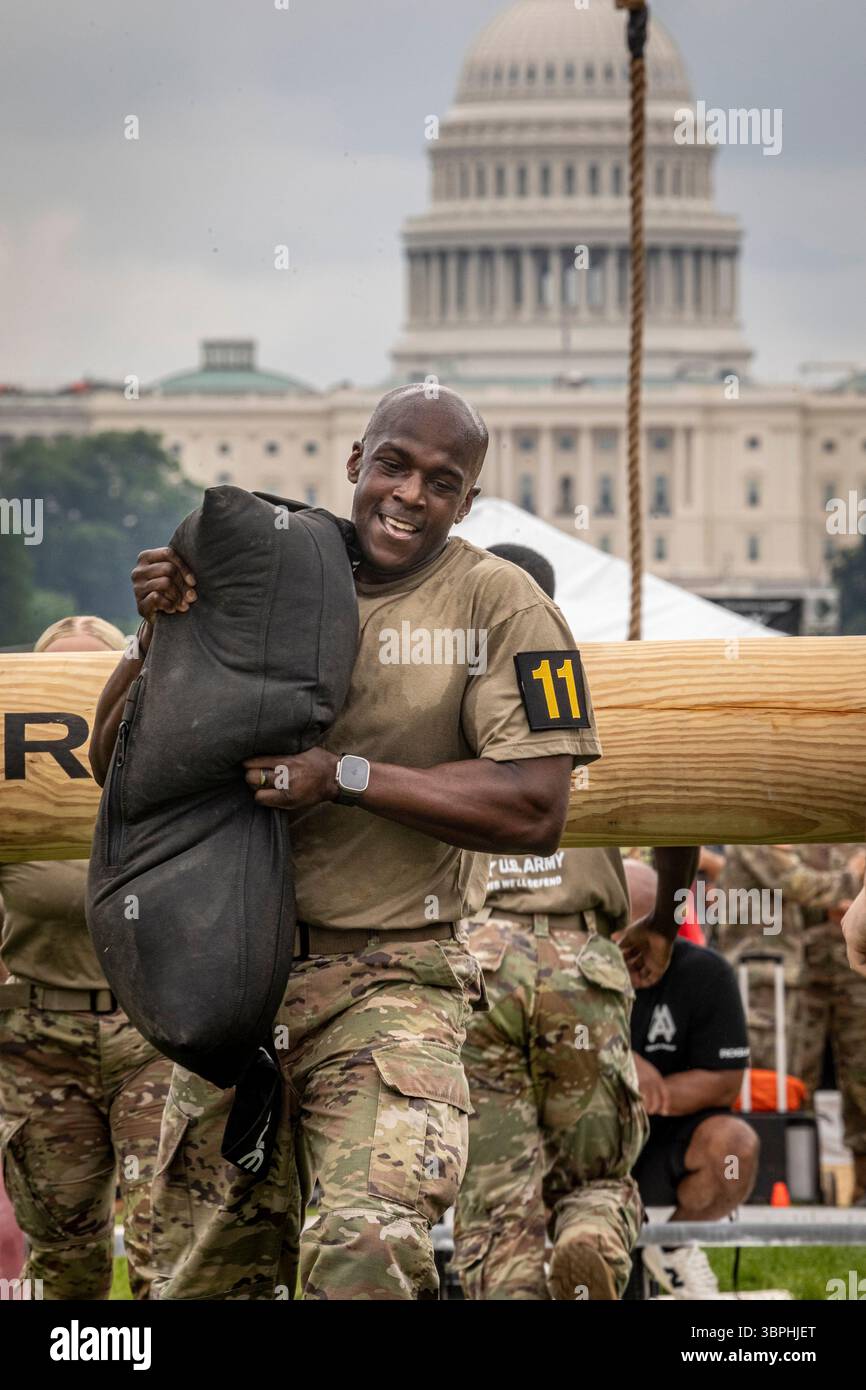 Washington DC - i membri del servizio partecipano a una gara di fitness durante la parata del 250° anniversario dell'esercito americano il 14 giugno 2025, che includeva mostre di carri armati, elicotteri e armi storiche sul National Mall, una dimostrazione di paracadute e un finale di fuochi d'artificio. Lo stesso giorno, che è anche il 79esimo compleanno del presidente Trump, le proteste si sono svolte a livello nazionale sotto la bandiera dei “No Kings” contro le politiche dell’amministrazione. Foto Stock