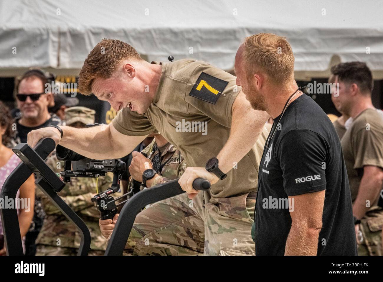 Washington DC - i membri del servizio partecipano a una gara di fitness durante la parata del 250° anniversario dell'esercito americano il 14 giugno 2025, che includeva mostre di carri armati, elicotteri e armi storiche sul National Mall, una dimostrazione di paracadute e un finale di fuochi d'artificio. Lo stesso giorno, che è anche il 79esimo compleanno del presidente Trump, le proteste si sono svolte a livello nazionale sotto la bandiera dei “No Kings” contro le politiche dell’amministrazione. Foto Stock