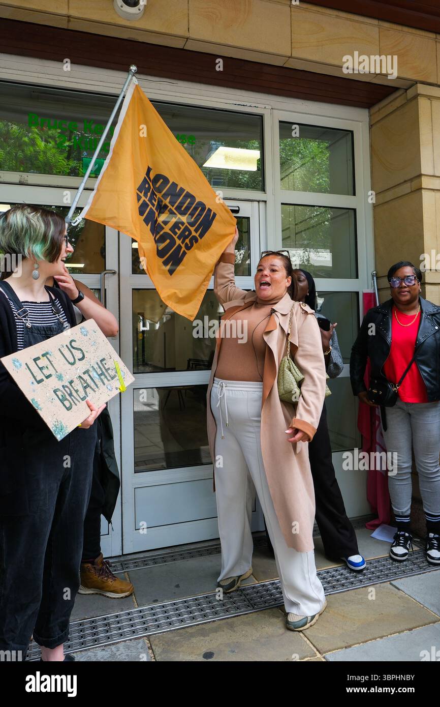 Londra, Regno Unito. 7 luglio 2025. London Renters Union protesta contro Notting Hill Genesis - il manifestante regge una bandiera del London Renters Union Foto Stock