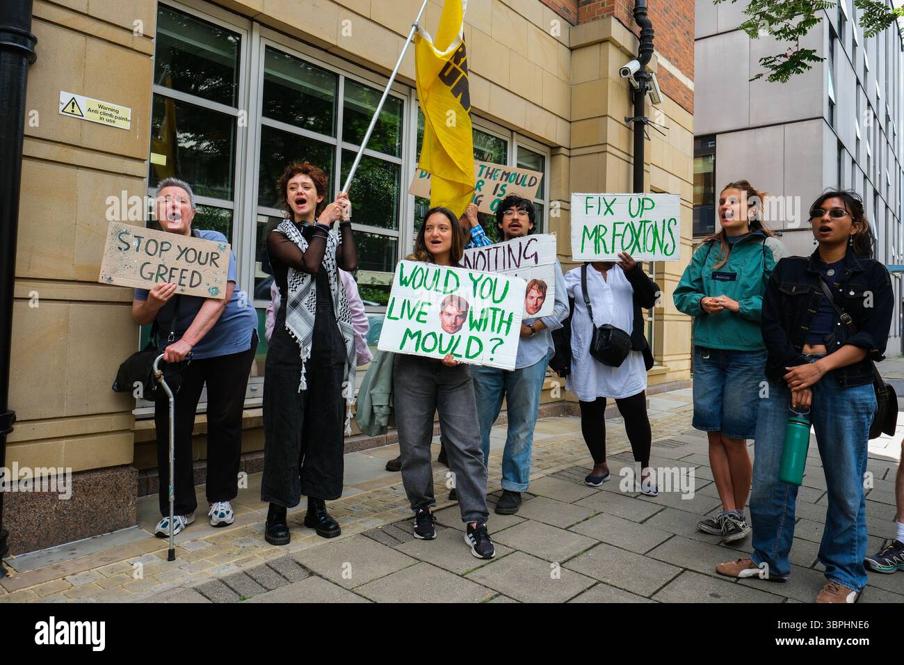 Londra, Regno Unito. 7 luglio 2025. London Renters Union protesta contro Notting Hill Genesis - gruppo di manifestanti fuori dall'ufficio di Notting Hill Genesis Foto Stock