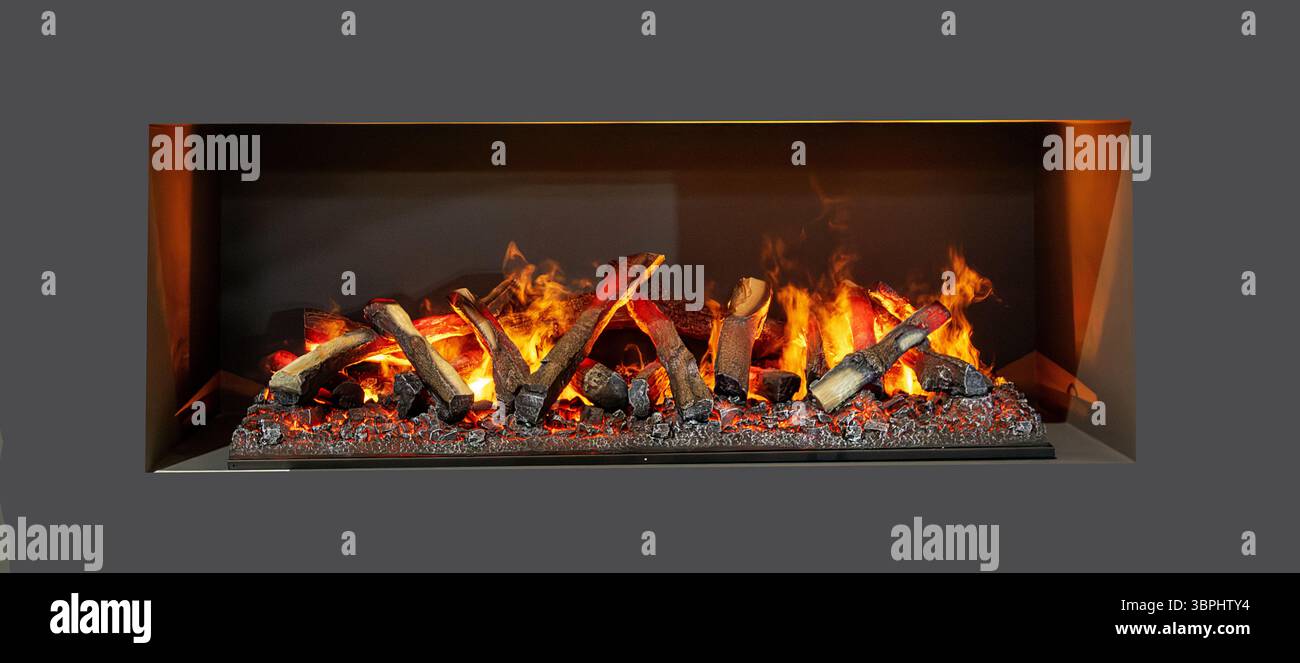 Tagliare la legna all'interno del caminetto con fumo visto dall'interno Foto Stock
