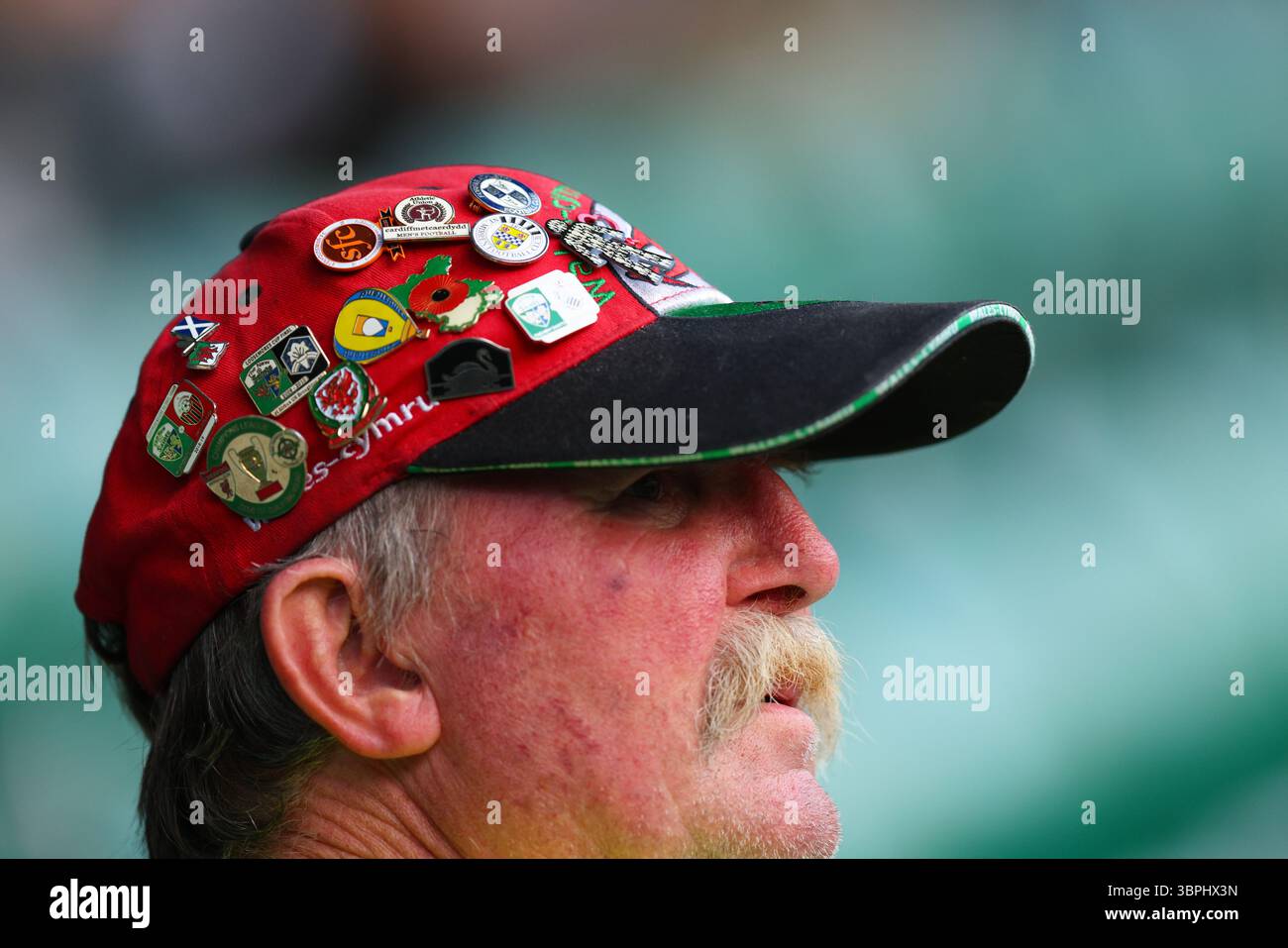 Oswestry, Regno Unito. 8 luglio 2025. Un fan dei New Saints che indossa un cappello con spille da calcio gallesi si guarda durante la partita New Saints vs KF Shkendija UEFA Champions League 1st Leg al Park Hall Stadium di Oswestry. Il credito per immagini dovrebbe essere: James Baylis/Sportimage Credit: Sportimage Ltd/Alamy Live News Foto Stock Oswestry, Regno Unito. 8 luglio 2025. Un fan dei New Saints che indossa un cappello con spille da calcio gallesi si guarda durante la partita New Saints vs KF Shkendija UEFA Champions League 1st Leg al Park Hall Stadium di Oswestry. Il credito per immagini dovrebbe essere: James Baylis/Sportimage Credit: Sportimage Ltd/Alamy Live News Foto Stock
