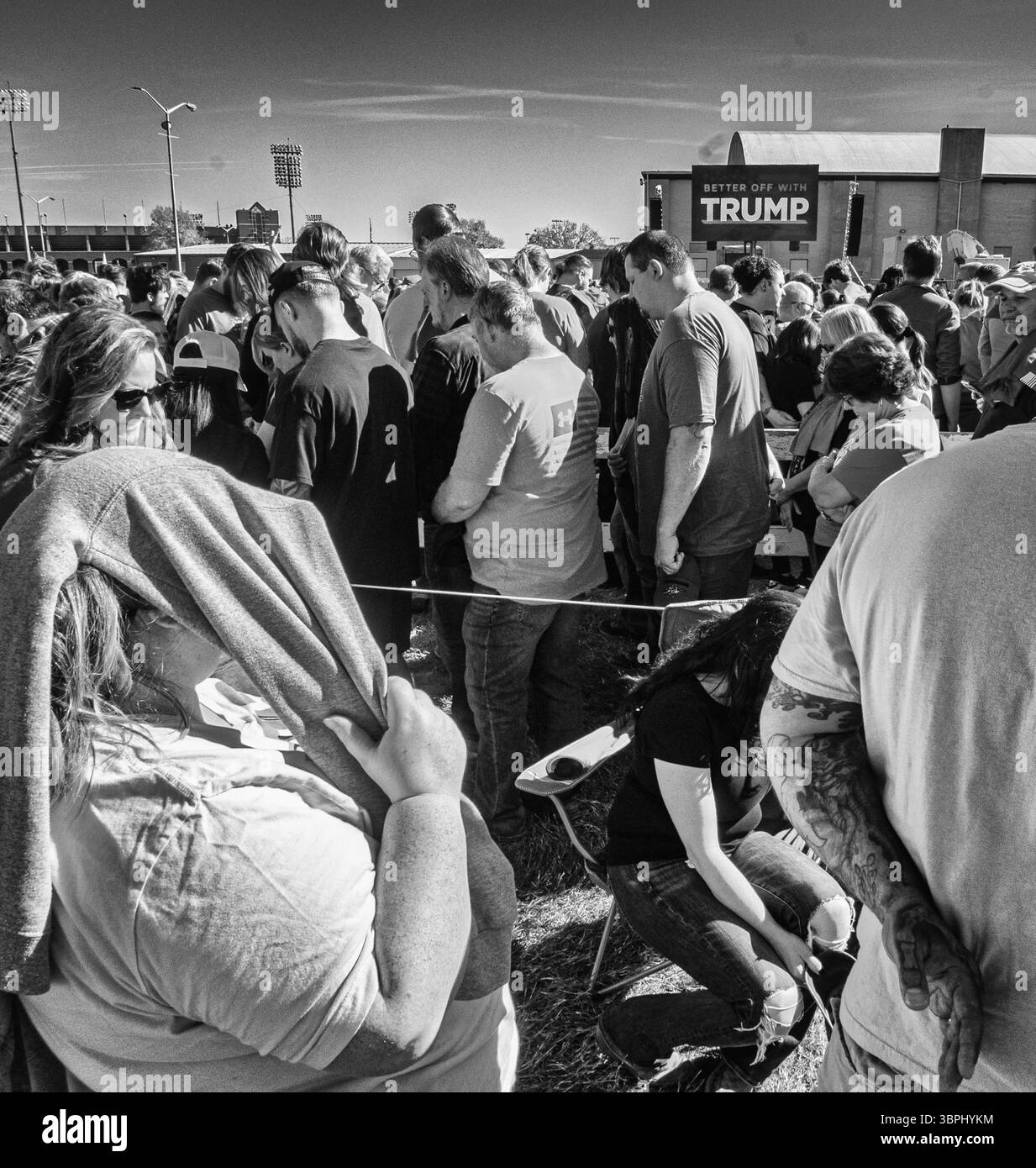 I tifosi aspettano in lunghe code per ore per vedere Donald Trump parlare alla manifestazione della campagna al Centro Civico di Salem. Salem, Virginia. 2 novembre 2024. Foto Stock