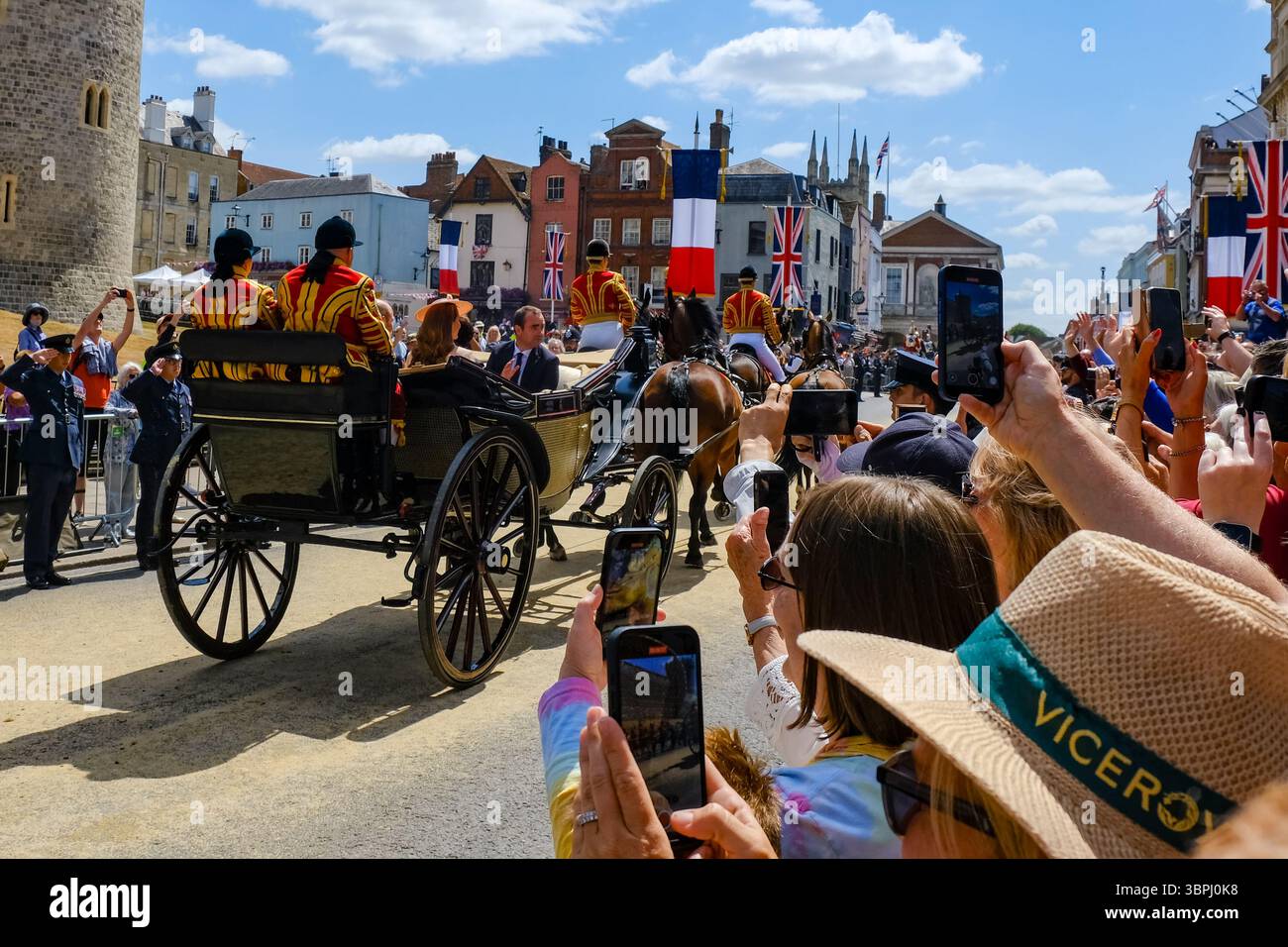 Caterina e Guglielmo, la Principessa e il Principe di Galles passeranno davanti ai fan reali lungo il percorso durante una processione in carrozza a Windsor per la visita dello Stato francese. Foto Stock