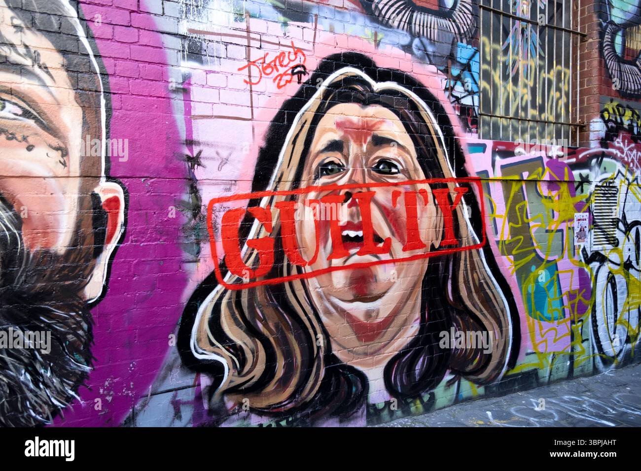 Un murale di graffiti di Erin Patterson, l'assassino dei funghi, con la parola colpevole dipinta sul viso. Melbourne, Victoria, Australia. Foto Stock