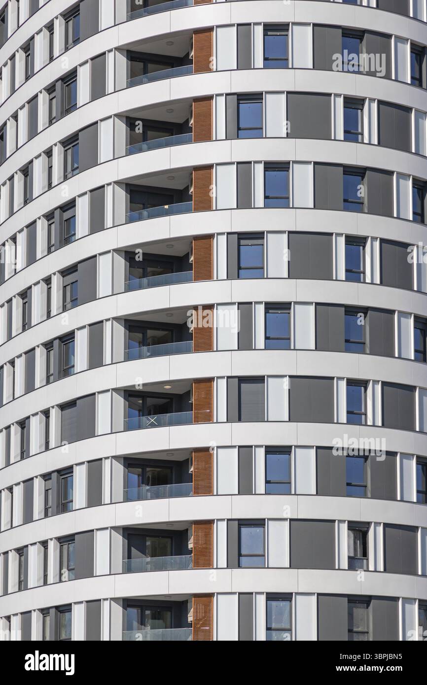 Nuovo edificio di appartamenti con grattacielo alto, Belgrado, Serbia, Europa Foto Stock