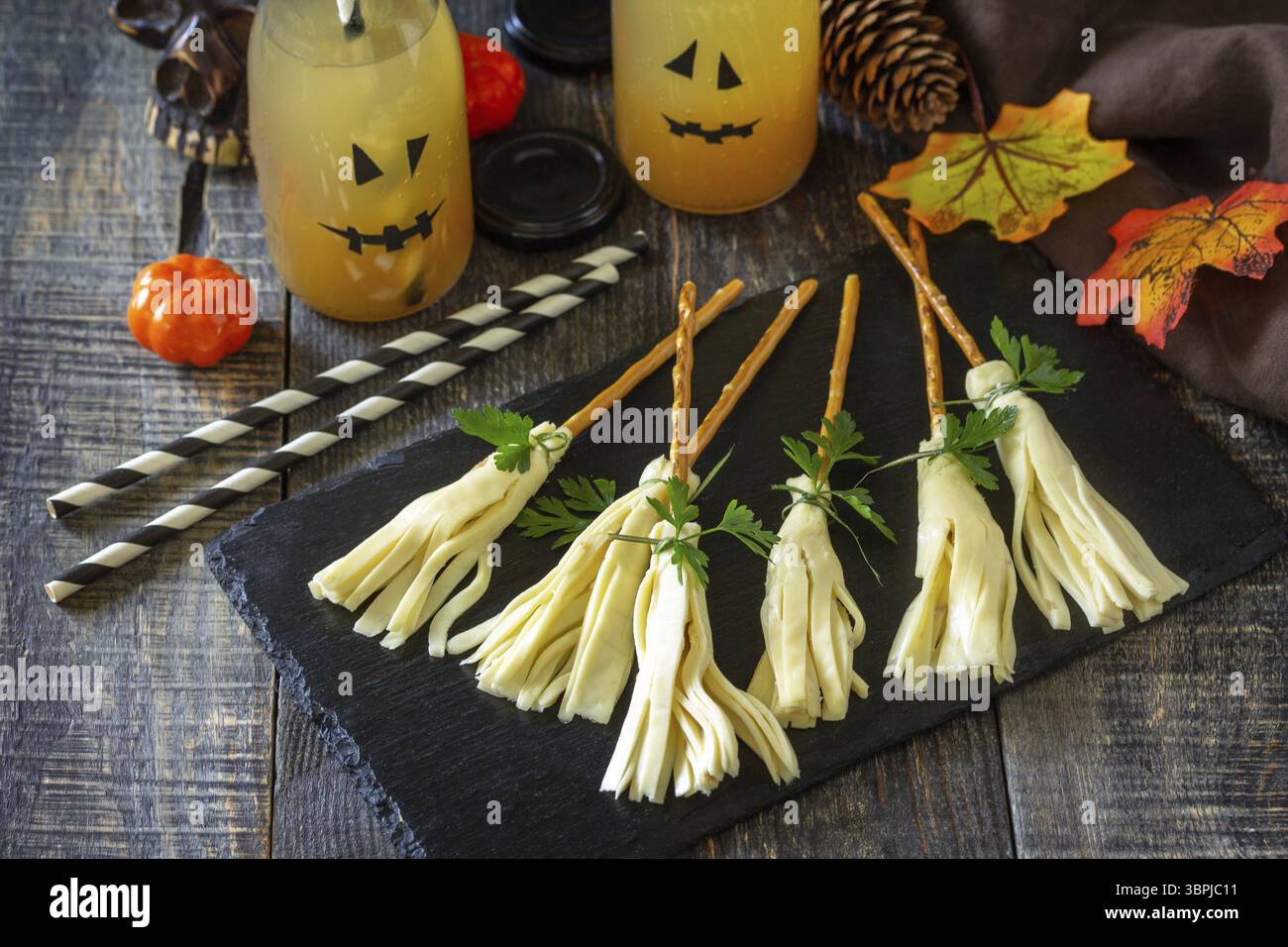 Divertente idea di Halloween per il cibo da festa. Spuntino creativo al formaggio di Halloween su un tavolo di legno Foto Stock