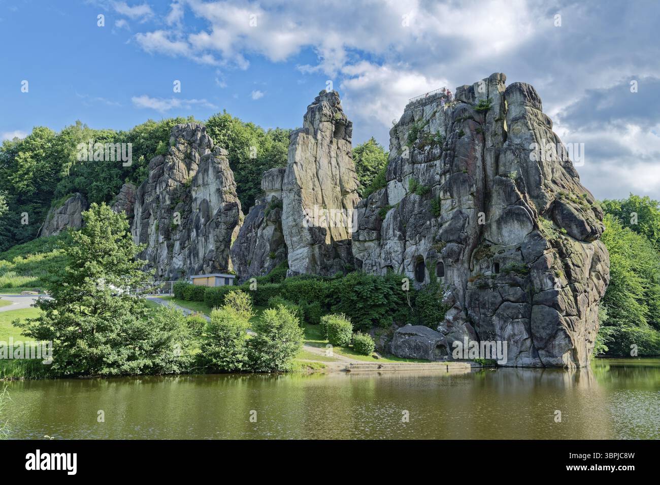 L'Externsteine, una formazione rocciosa di arenaria alta circa 40 metri nella foresta di Teutoburgo, è un punto di riferimento naturale e un ambiente naturale protetto e culturale Foto Stock