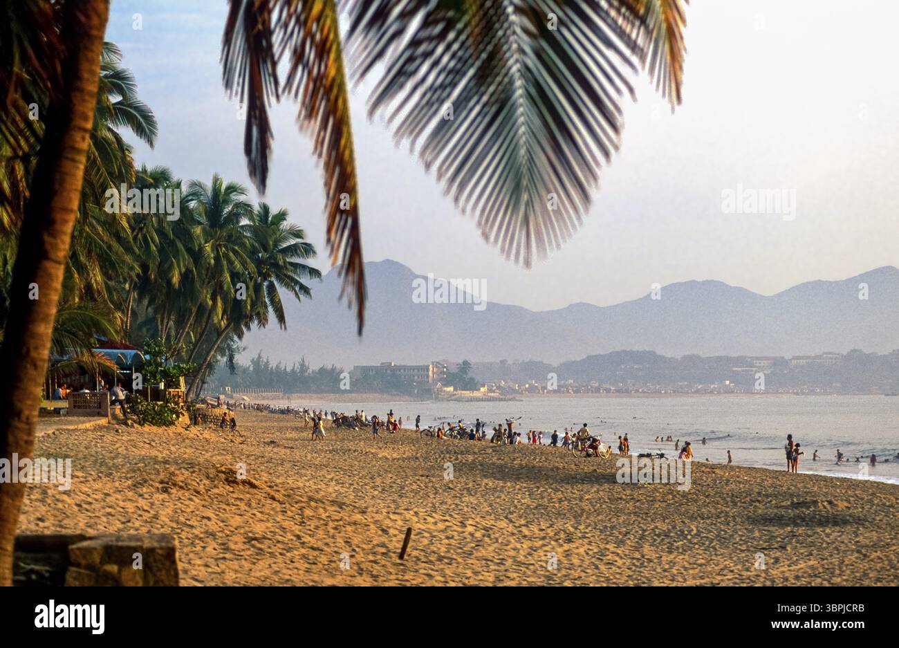 Diapositiva scansionata di una storica fotografia a colori di bagnanti nella cosiddetta spiaggia cinese di Danang, una città sul mare della Cina nel Vietnam centrale. Questo wa Foto Stock