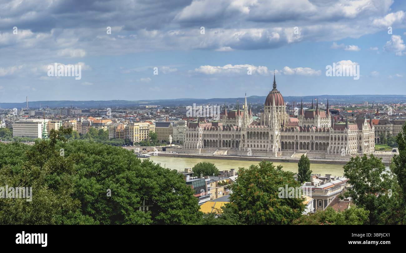Budapest, Ungheria 18.08.2021. Vista panoramica del Danubio e dell'edificio del Parlamento a Budapest, Ungheria, in una giornata estiva soleggiata, Budapest, Hungar Foto Stock