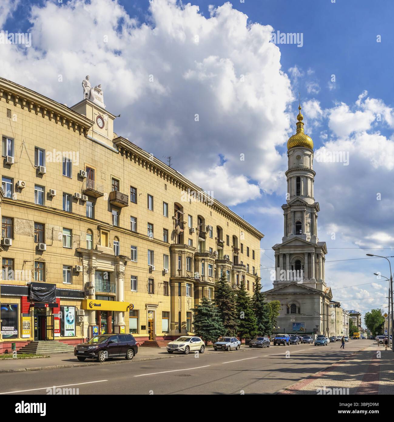 Charkiv, Ucraina 07.17.2020. Cattedrale della Santa Assunta a Charkiv, Ucraina, in una giornata estiva di sole, Charkiv, Ucraina, Europa Foto Stock