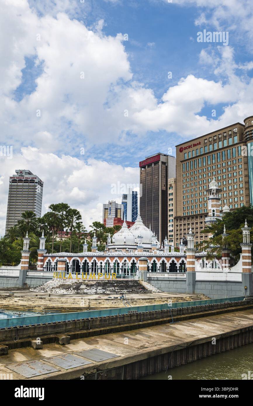 Kuala Lumpur, Malesia - 12.03.2022: Moschea Masjid Jamek sul fiume della vita lungo il fiume Klang a Kuala Lumpur, Malesia, una moschea simbolo nel centro Foto Stock