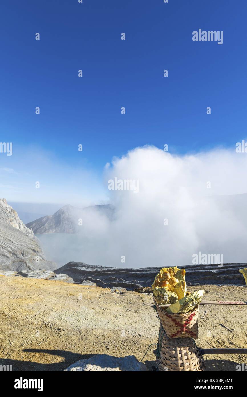 Rocce solforiche della miniera di zolfo di Ijen vulcano a Giava Orientale, Indonesia. Foto di rocce minerali di zolfo non lucidate Foto Stock
