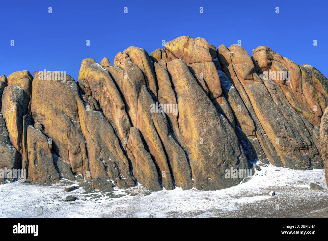 Paesaggio roccioso deserto con neve e neve a Tereldsh, una riserva naturale, area ricreativa e parco divertimenti a nord-est di Ulan Bator, il capite Foto Stock