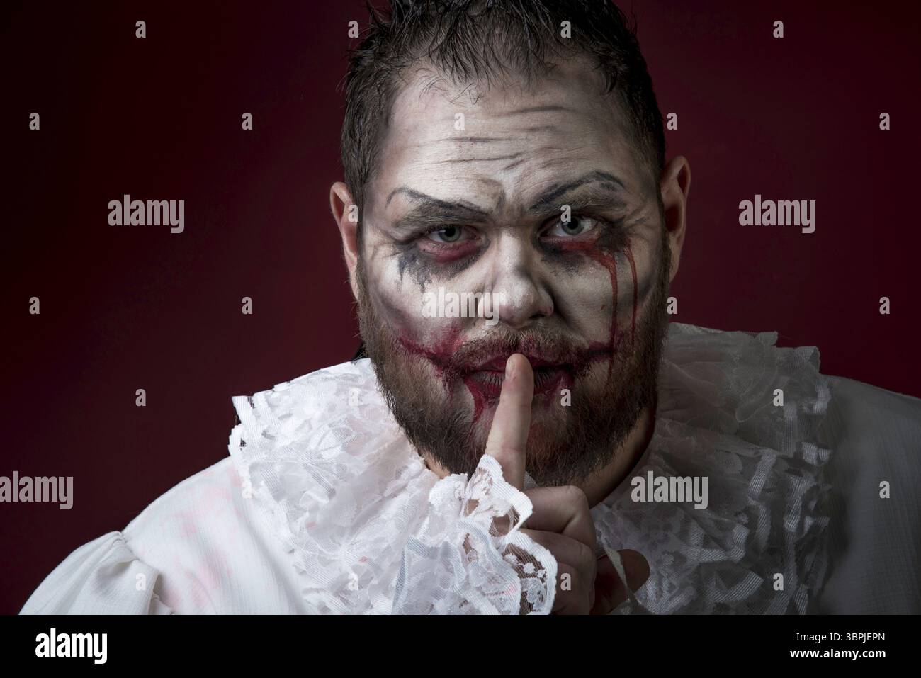 Ritratto di un malvagio Clown. Riprese in studio con un'orribile face art Foto Stock