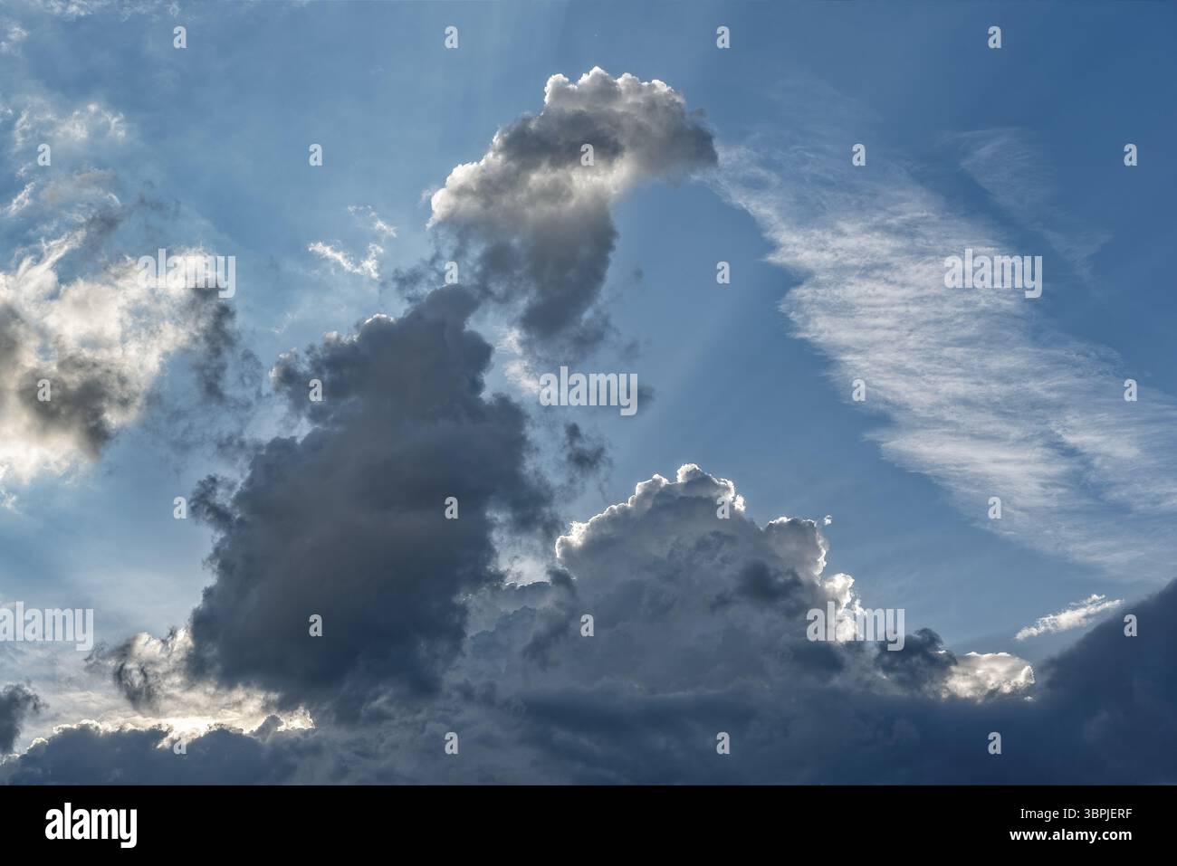 Un temporale incombe all'orizzonte attraverso il cielo Foto Stock