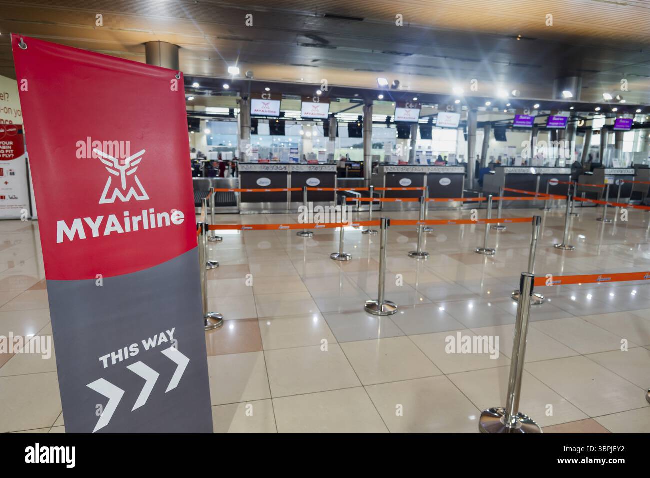 Kuching, Malesia - 06.15.2023: Banco check-in della MYAirline presso l'Aeroporto Internazionale di Kuching, Malayasia. MYAirline è una compagnia aerea malese low-cost Foto Stock