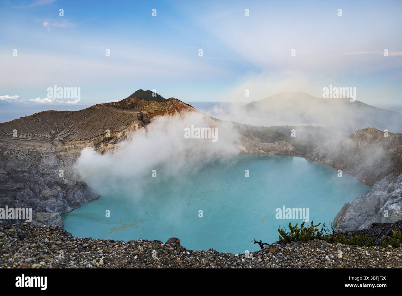 Monte Ijen, un vulcano e una miniera di zolfo situato vicino a Banyuwangi, nella parte orientale di Giava, Indonesia. Il cratere di Ijen è una famosa destinazione turistica per i turisti Foto Stock