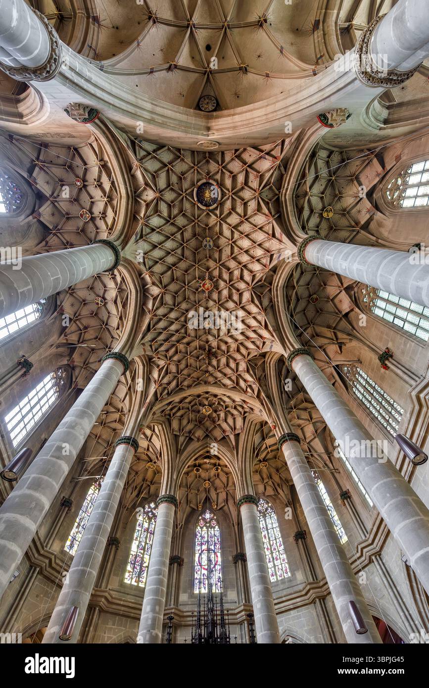 Vista interna dell'Heilig-Kreuz-Muenster a Schwaebisch Gmuend con le sue volte a rete, le colonne e le vetrate colorate Foto Stock