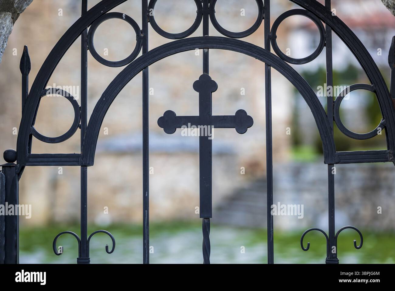 Vecchia porta della chiesa con una croce del cristianesimo Foto Stock