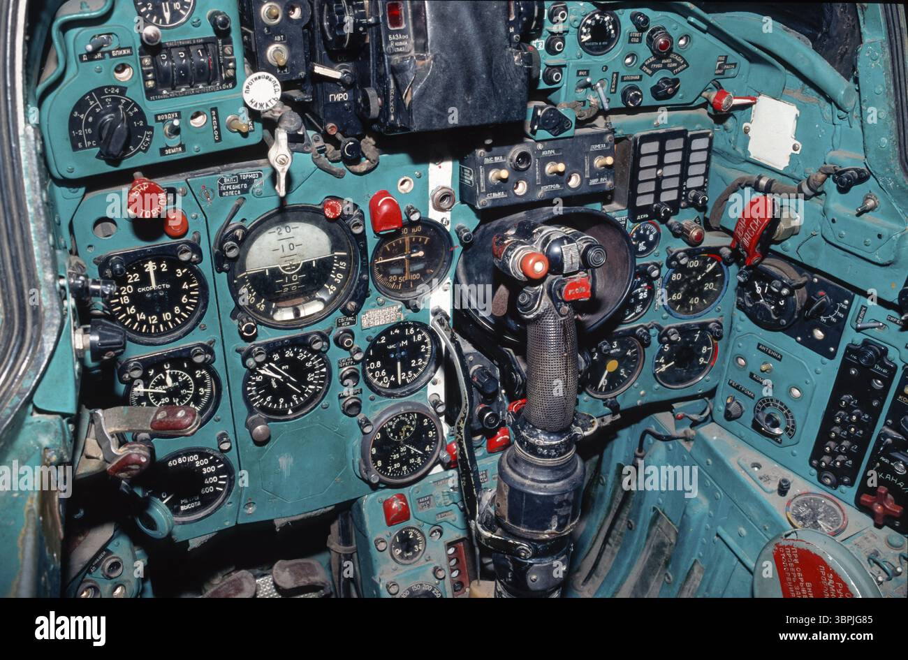 Diapositiva scansionata di una fotografia storica a colori dei comandi e degli strumenti di esposizione di un cockpit di un MIG 21 sovietico, un jet da caccia del vi nord Foto Stock