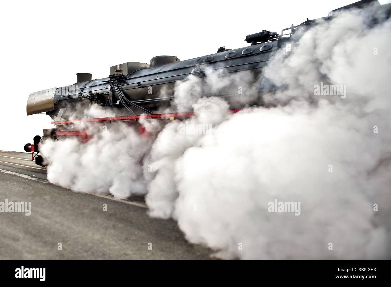 Una locomotiva a vapore emette fumo e vapore a tutta velocità, Francoforte sul meno, Germania, Europa Foto Stock