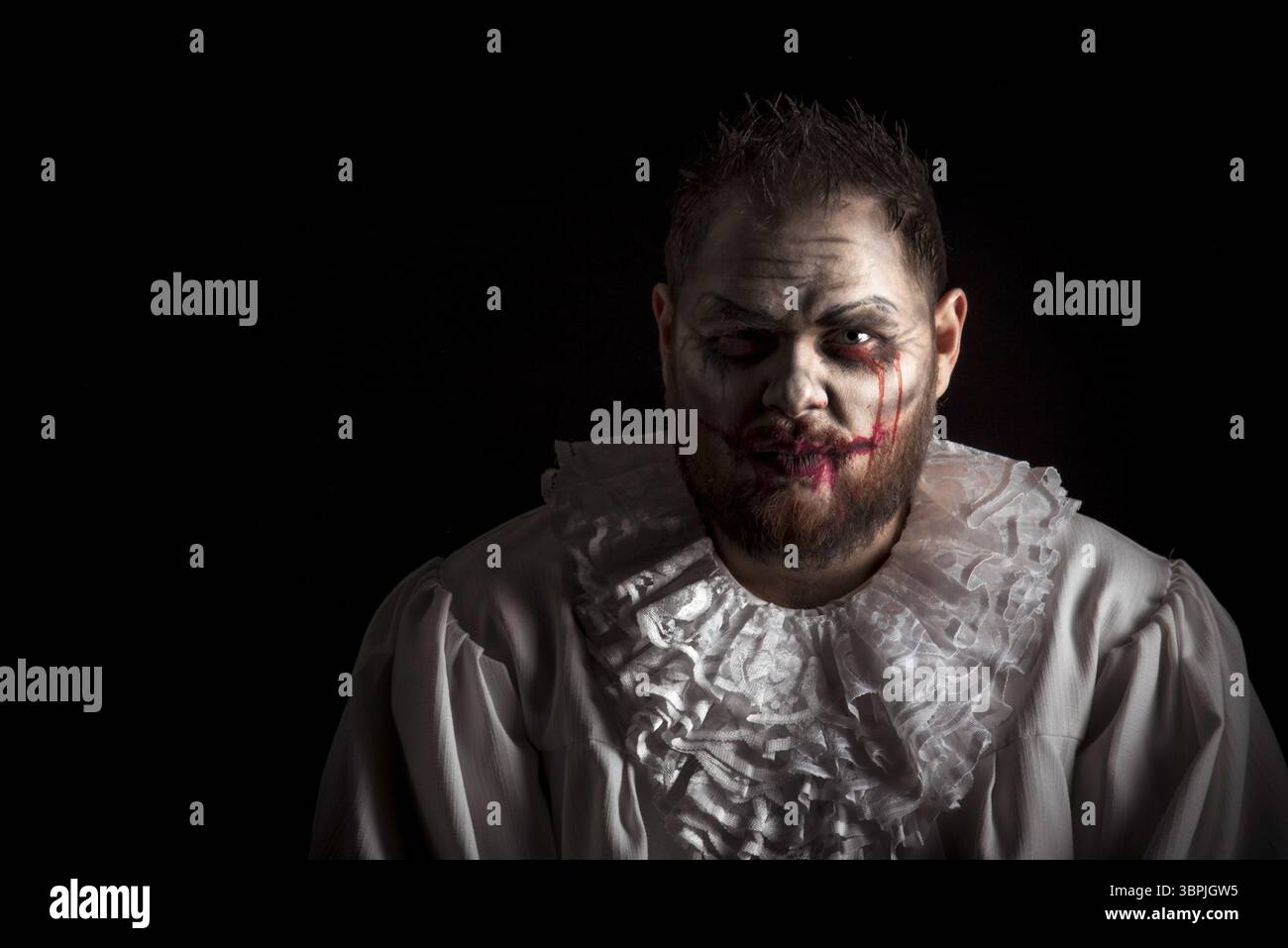 Ritratto di un malvagio Clown. Riprese in studio con un'orribile face art Foto Stock