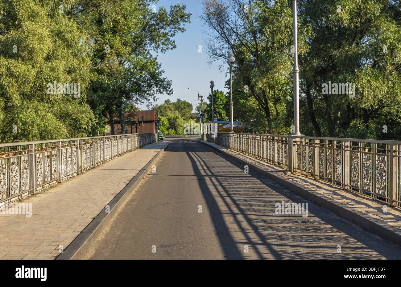Svyatogorsk, Ucraina 07.16.2020. Ponte Svyatogorsk vicino alle montagne Sacre Lavra a Svyatogorsk o Sviatohirsk, Ucraina, in una soleggiata mattina d'estate, S Foto Stock