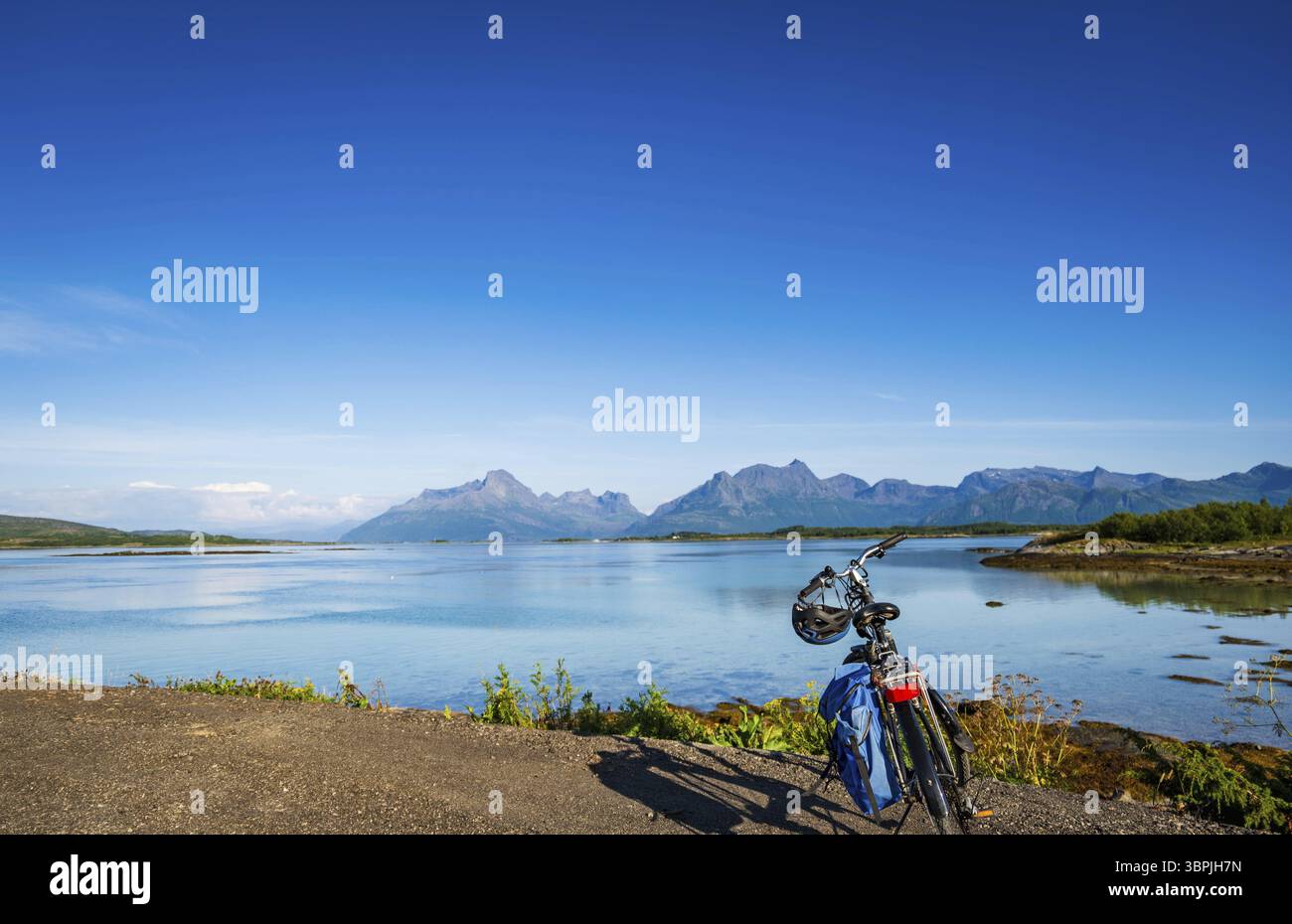 Foto di concetto di Bikepacking con bicicletta da turismo con un bellissimo paesaggio in estate con mare e montagne nel nord della Norvegia, Scandinavia Foto Stock