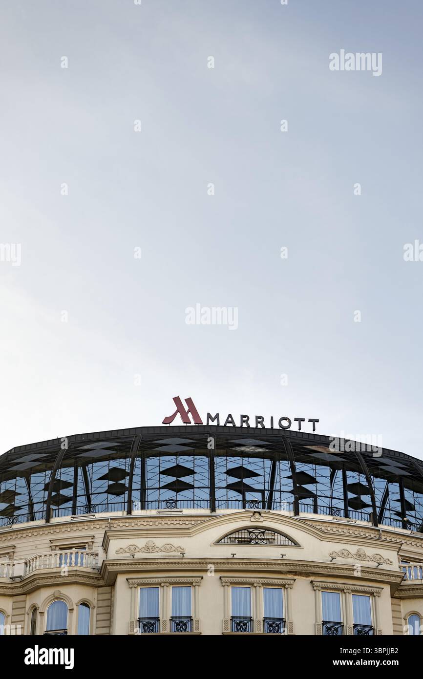 Skopje, Macedonia - 05.10.2023: Hotel Marriott con cartello, logo della società Marriott International. Marriott è la più grande catena alberghiera del mondo Foto Stock