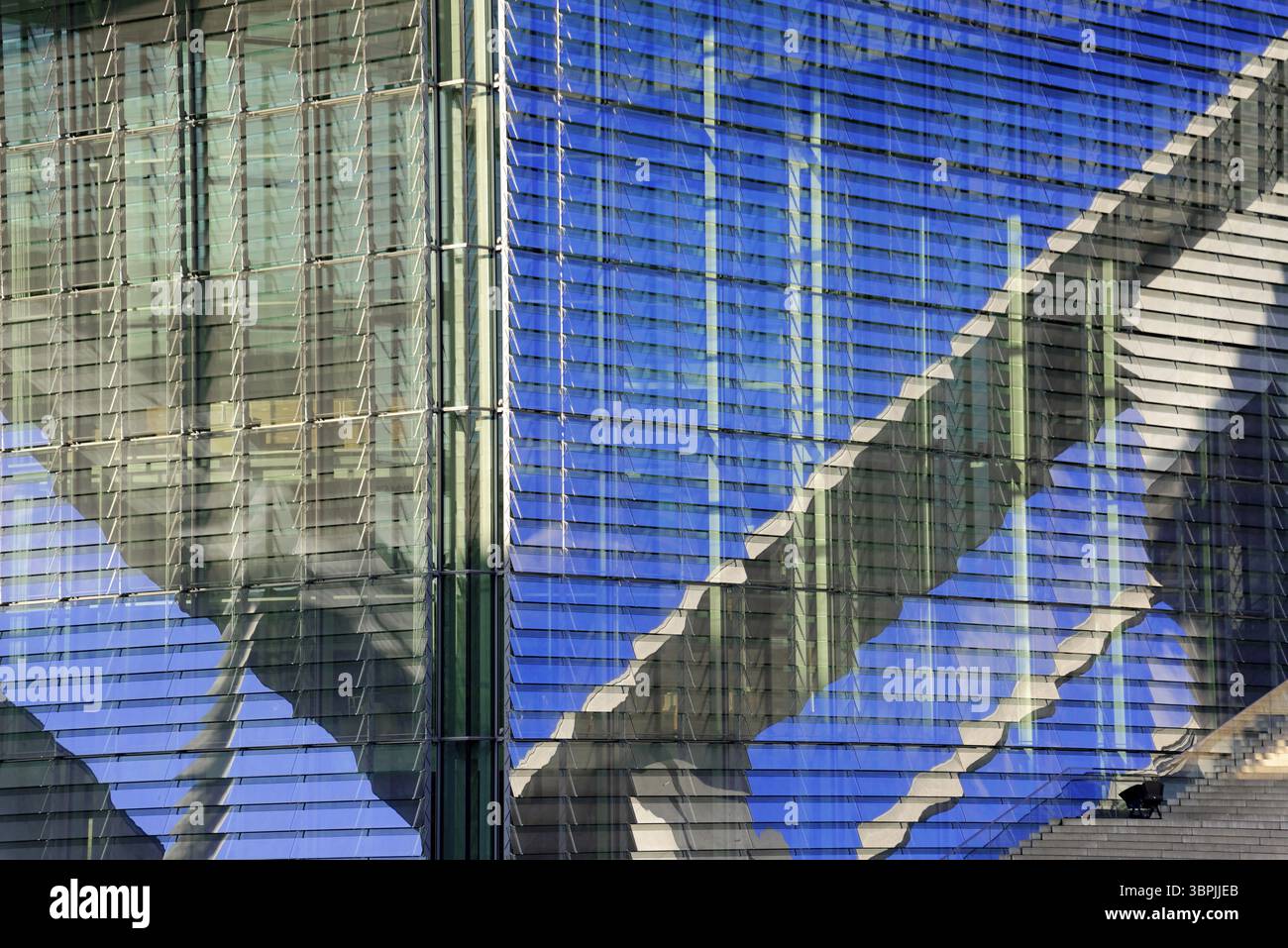 Architettura moderna con facciata in vetro blu e riflessi, che mostrano motivi di linea, Berlino, Germania, Europa Foto Stock