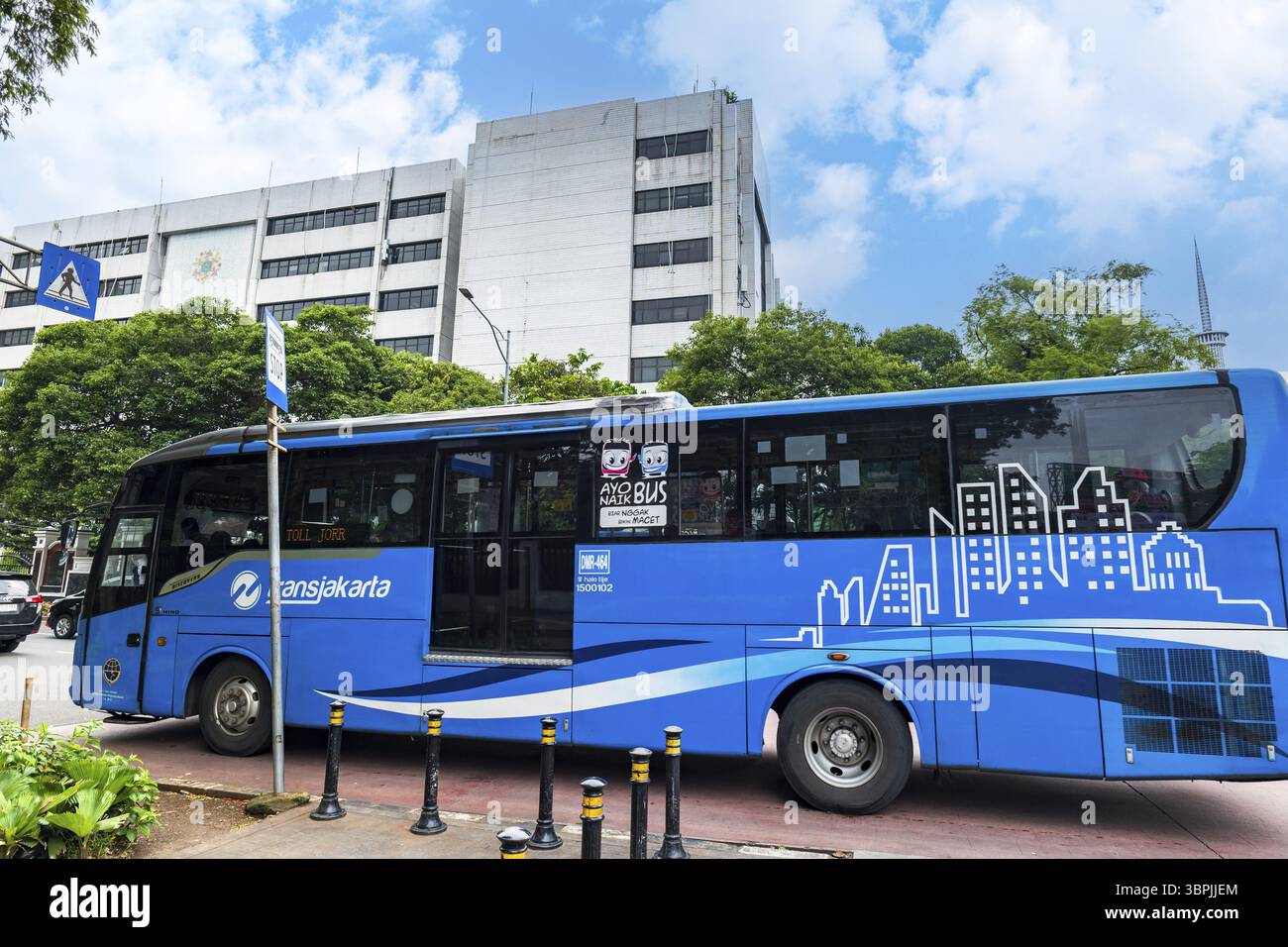 Jakarta, Indonesia - 03.05.2024: Autobus TransJakarta nel centro di Giacarta, Indonesia. TransJakarta è un sistema di trasporto pubblico nella capitale di in Foto Stock