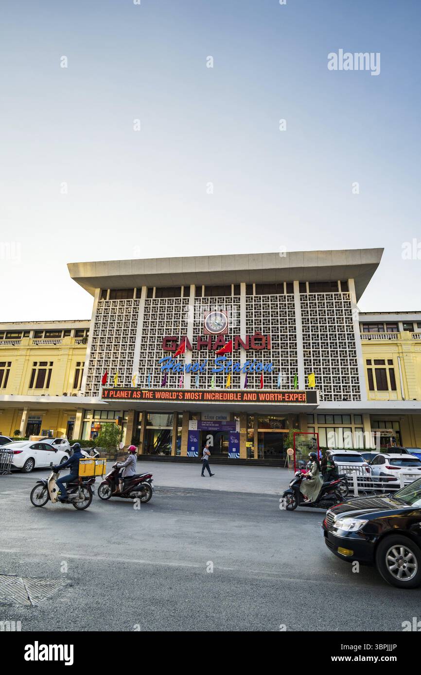 Hanoi, Vietnam - 12.22.2023: Stazione ferroviaria di Hanoi nel centro di Hanoi, Vietnam, la principale stazione ferroviaria di Hanoi, Asia Foto Stock