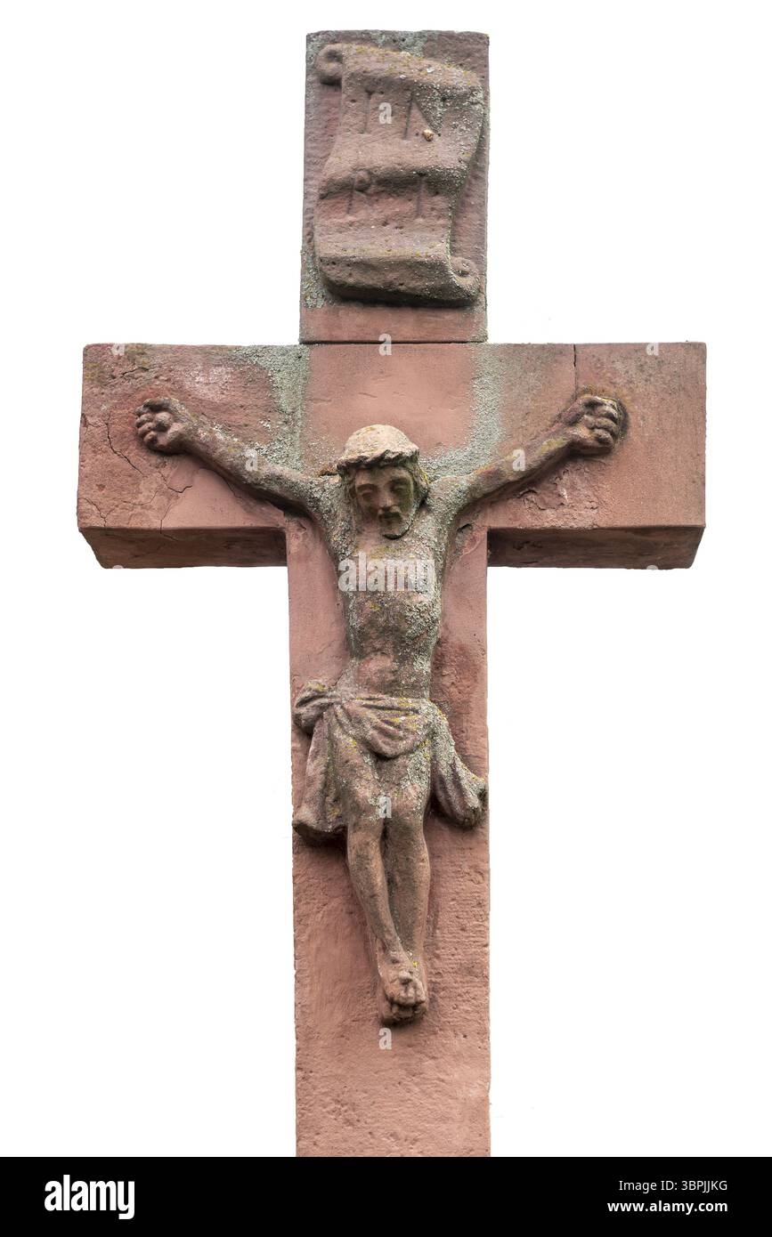 Croce di arenaria autoportante con Gesù su sfondo bianco Foto Stock