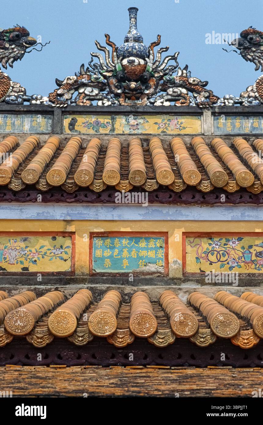 Diapositiva scansionata di una storica fotografia a colori di un motivo all'interno della cosiddetta città Viola Proibita, l'ex palazzo imperiale di Hue, Cent Foto Stock