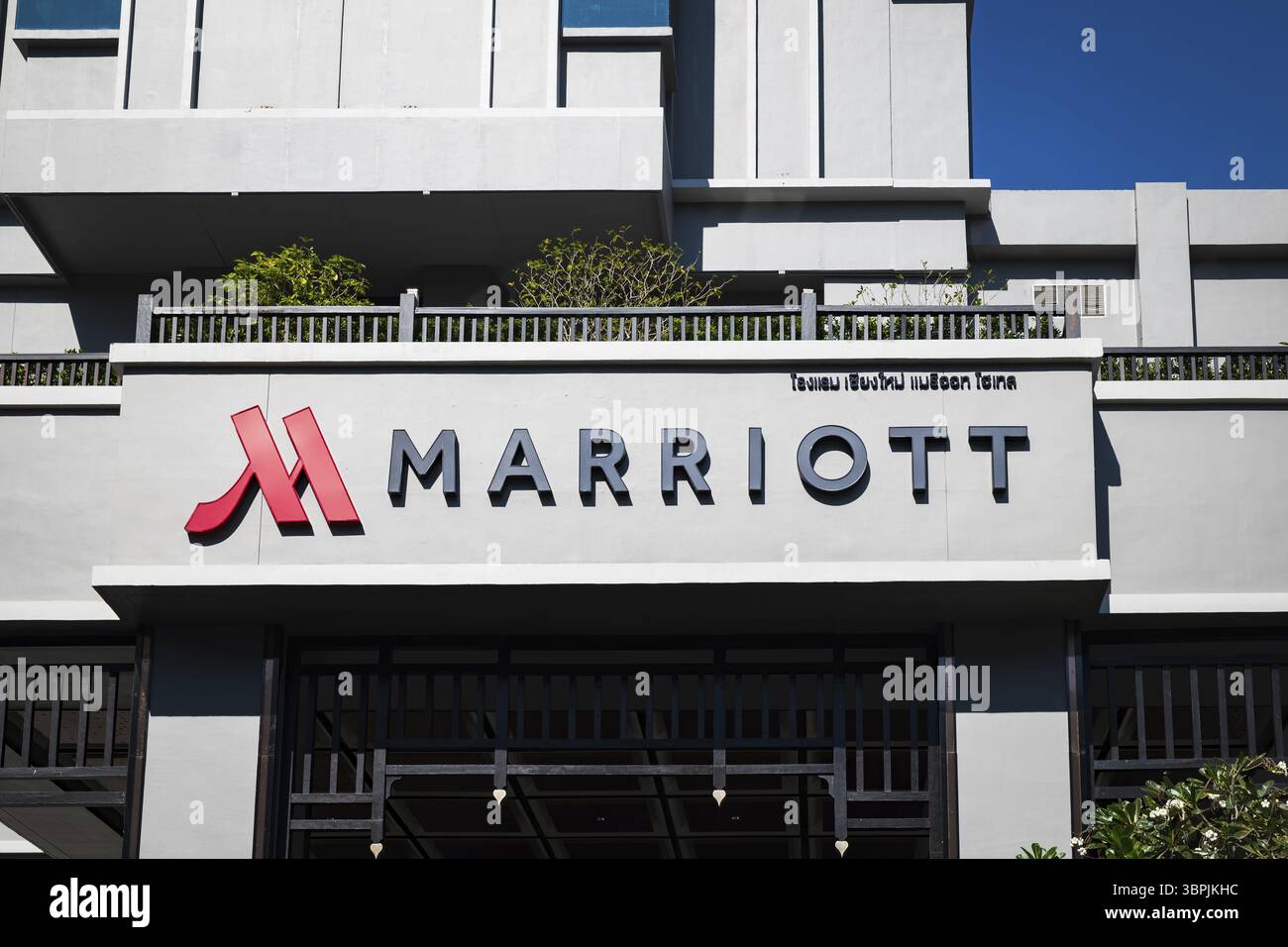 Chiang mai, Tailandia - 12.19.2023: Hotel Marriott con cartello, logo della società Marriott International. Marriott è la più grande catena alberghiera del mondo Foto Stock