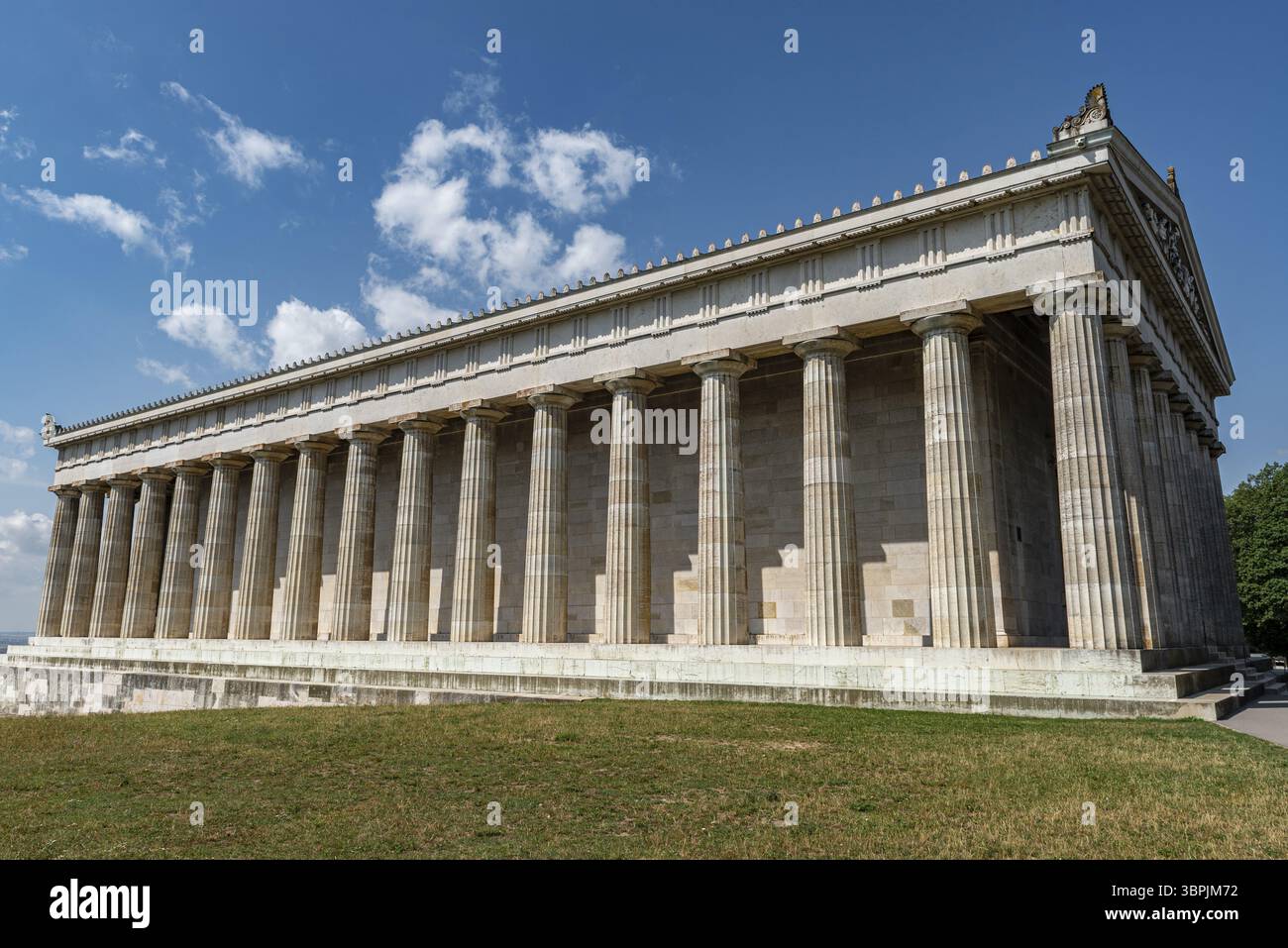 Vista laterale del sito commemorativo di Walhalla con il suo colonnato in stile greco circostante vicino a Ratisbona, Baviera, Donaustauf, Germania, Europa Foto Stock