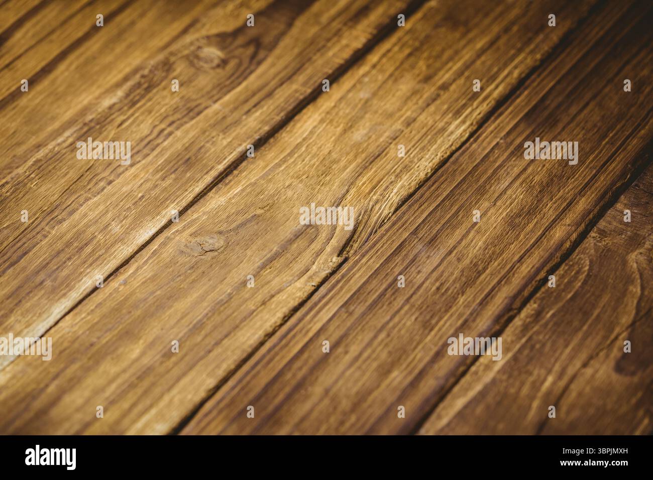 Le tavole di legno marrone si allineano diagonalmente in un design piatto, mostrando grana e nodi naturali Foto Stock