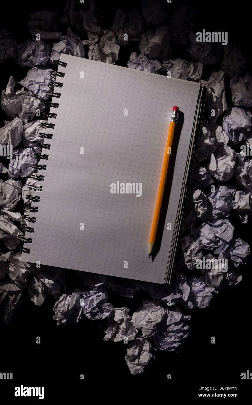 Un foglio di carta millimetrata notebook con matita Foto Stock Un foglio di carta millimetrata notebook con matita Foto Stock