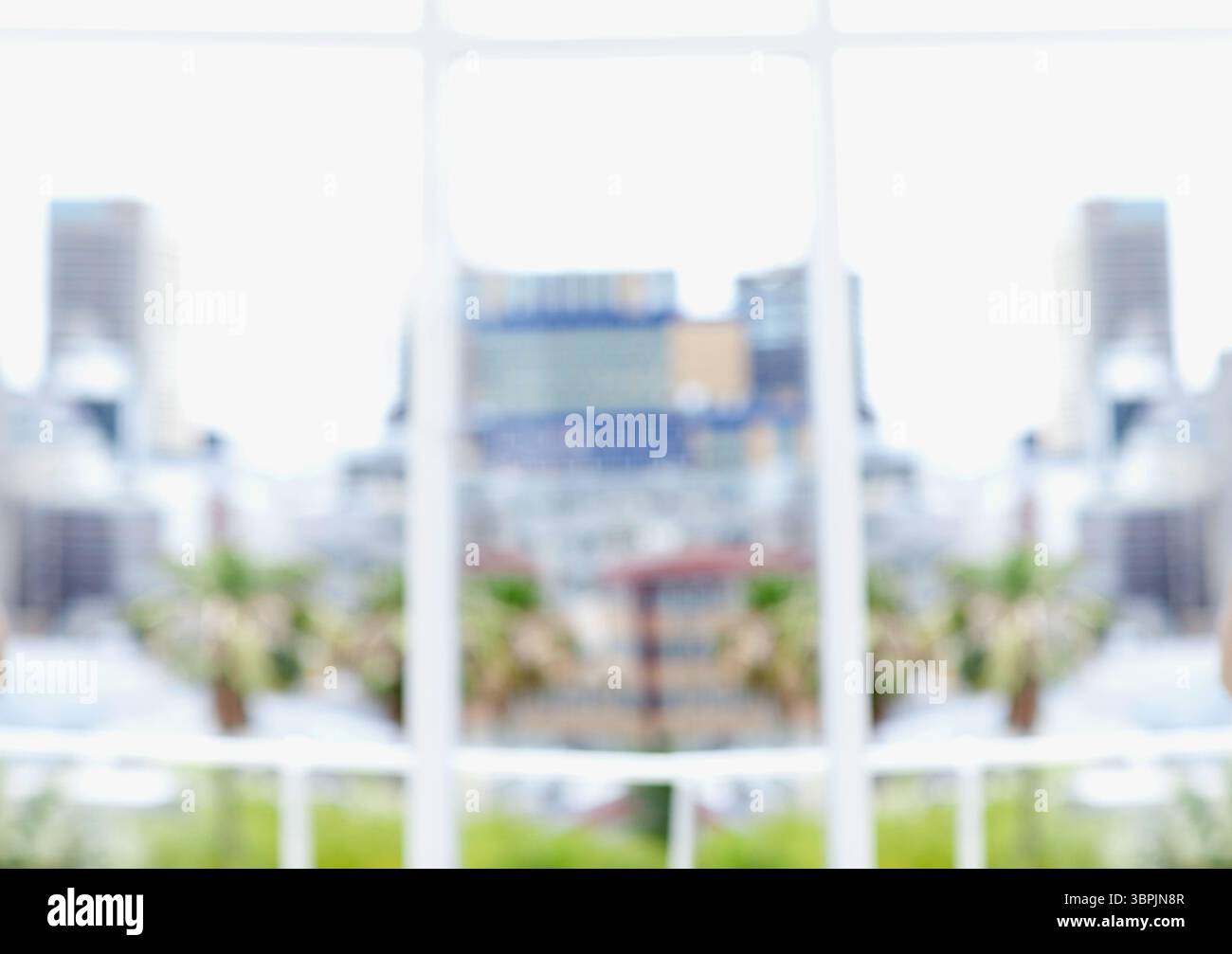 Il design piatto mostra un luminoso skyline urbano sovraesposto attraverso la cornice bianca delle finestre con palme Foto Stock